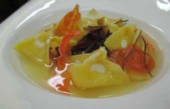 Fagottini di Batuffolo in consommÃ¨ di rombo, verdure essiccate ed alga dulse